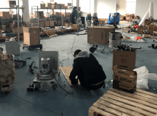 工廠正在組裝工業(yè)吸塵器中